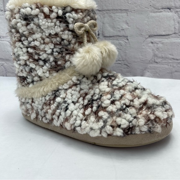 **SOLD**  YOU MISSED IT ! Steve Madden Chunky Knit Flat Boots M (7-8) - Picture 2 of 7